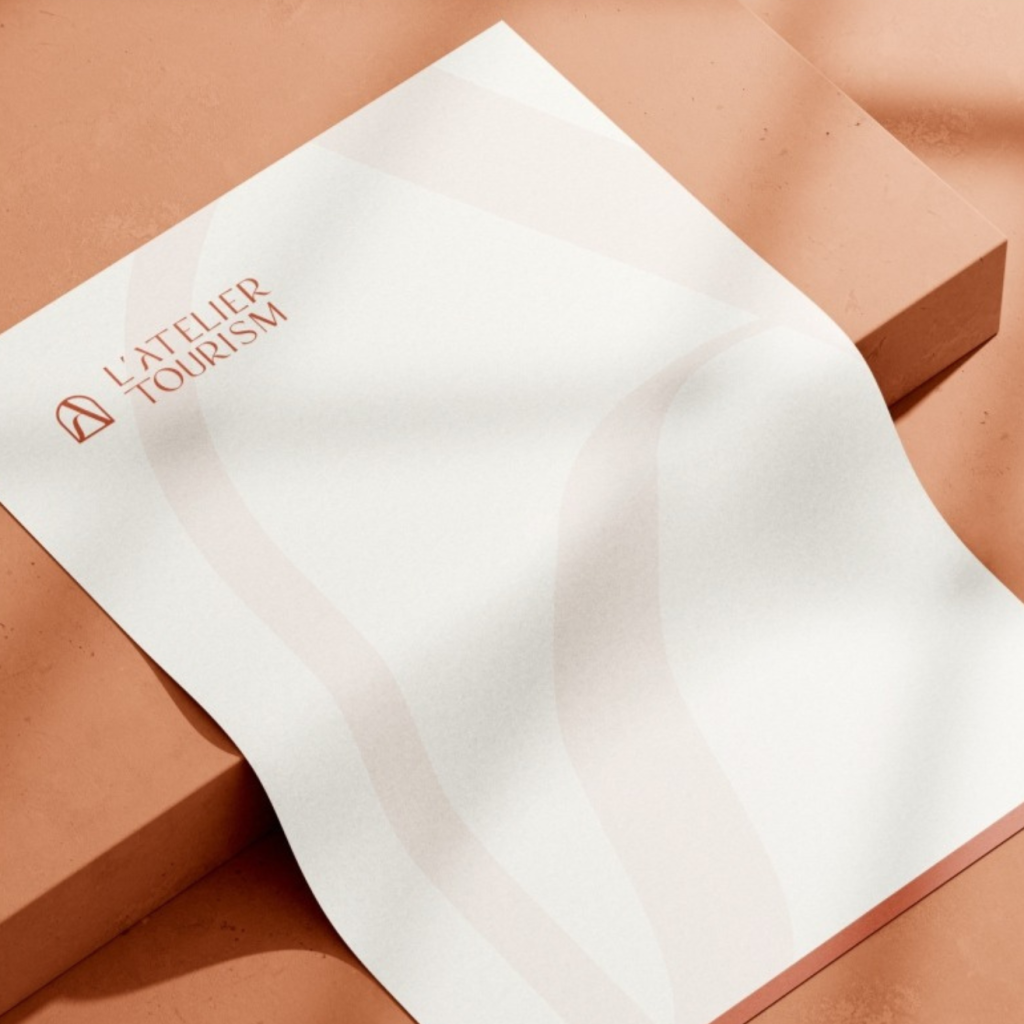 folha com a marca l'atelier tourism
